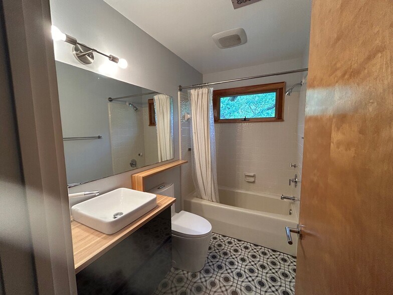 Bedroom 2 bathroom - 407 McCauley St