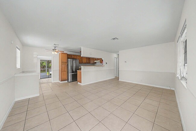 Building Photo - 301 SE 21st Ave