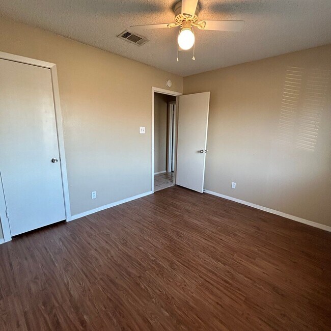 Building Photo - 7208 Creekside Dr
