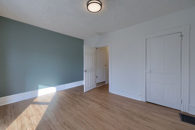 Building Photo - 227 S Ann St