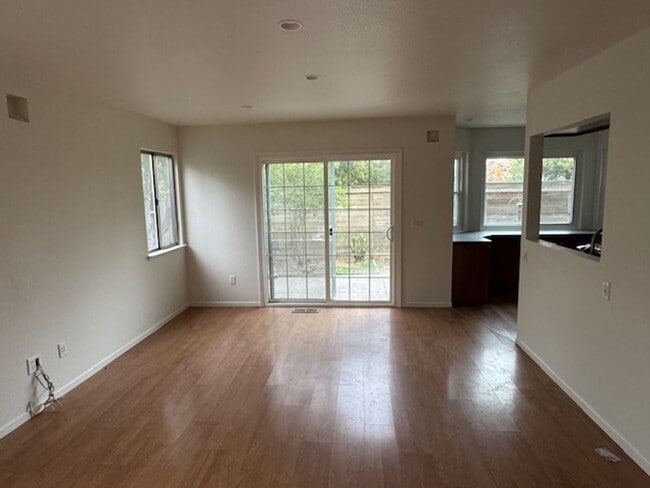 Building Photo - Beautifully Refreshed Home in a Family Neighborhood