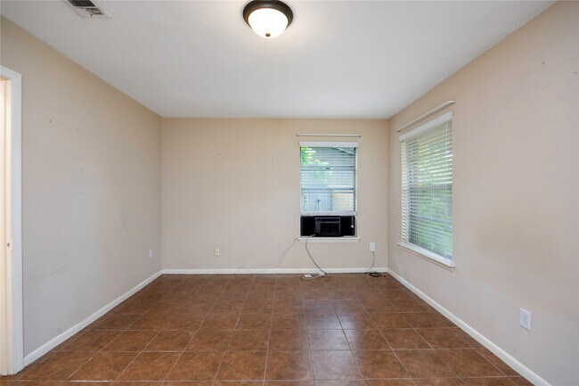 Building Photo - 2 Circle Dr