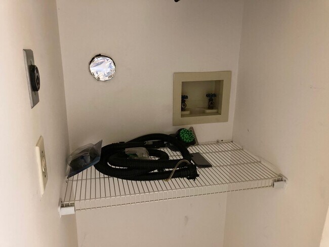 Building Photo - Two story condo with community pool!