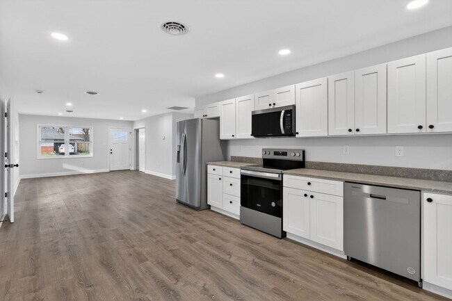 Building Photo - Newly Renovated 4BR/2BA in Newark - $2,400.00