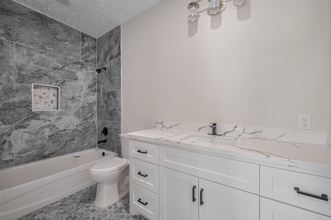 Building Photo - 2206 Hoskins Dr