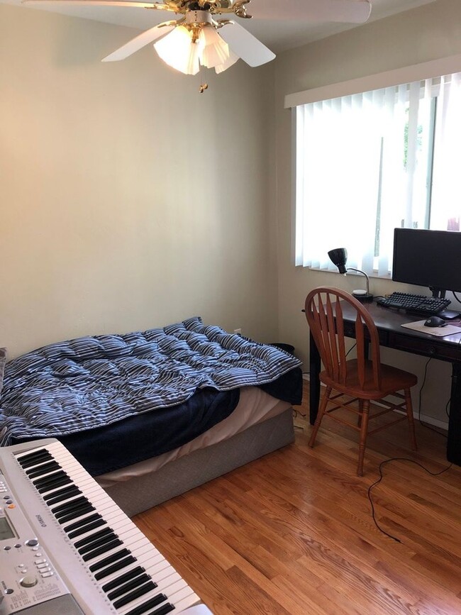 Building Photo - 4 Bedroom w/ POOL and Huge yard!