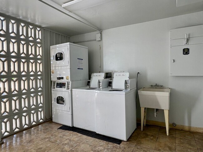 Building Photo - Available Now! 1BD / 1BA with 1 Covered & Assigned Parking Stall on Rycroft Street!!