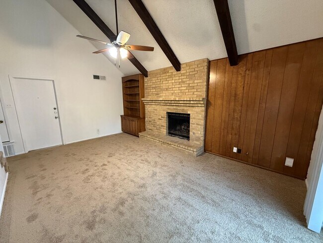 Building Photo - 3 Bedroom/2.5 Bath Silver Creek Subdivision