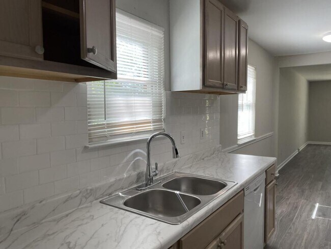 Building Photo - 2000 Patterson Ct