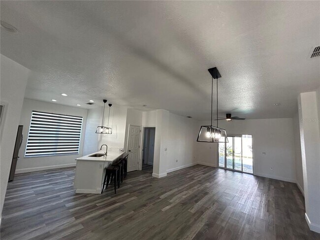 Building Photo - 1925 Magical Ln