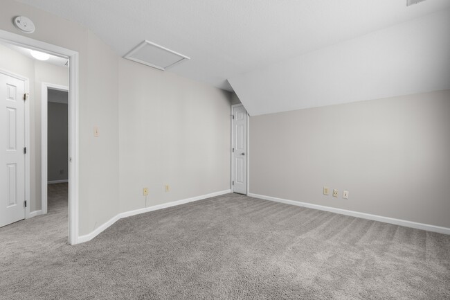 Building Photo - 4505 Aviemore Crescent