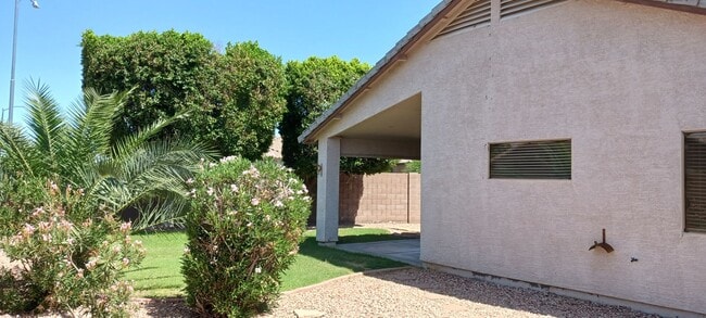 Building Photo - Warm, Inviting 3 Bed / 2 Bath Home in Surp...