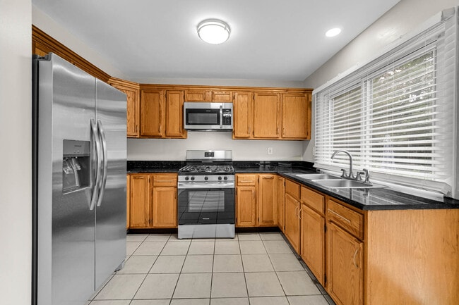 Building Photo - 451 Yorkshire Sq