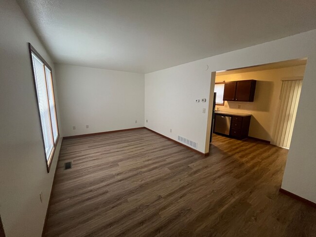 Building Photo - 3 Bedroom Duplex Available in Goshen