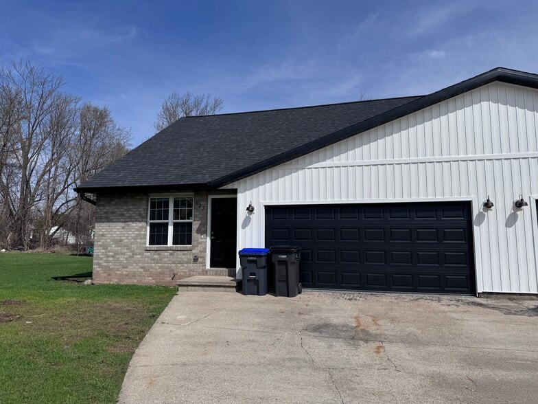 Building Photo - 627 E Pine St