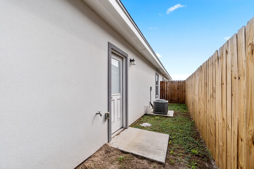 Building Photo - 11018 N 33rd Ln