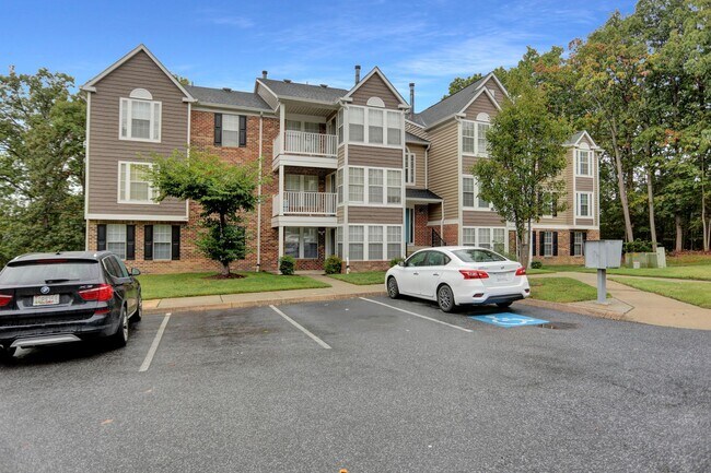 Building Photo - Large 2 Bedroom 2 Bath Ground Floor Condo ...