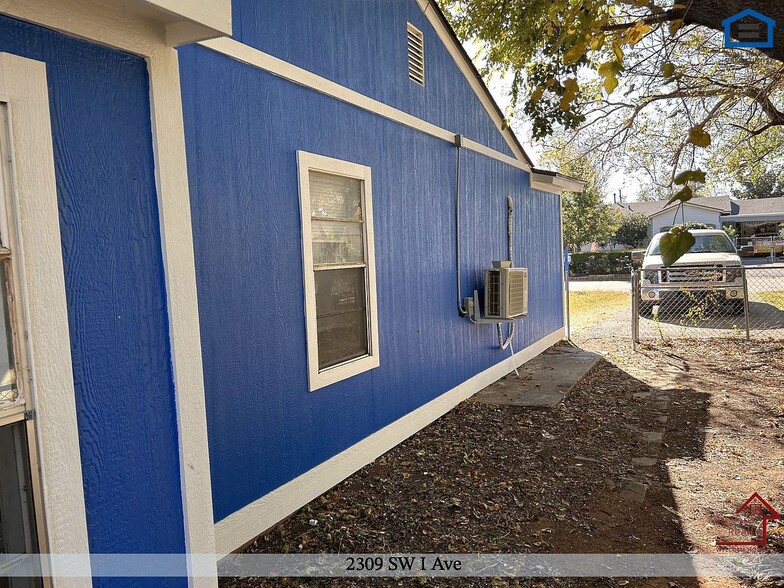 Building Photo - 2309 SW I Ave