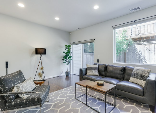 Building Photo - Immaculate 2-Bedroom Townhome in Tanasbourne with Smart Upgrades & High-End Finishes!