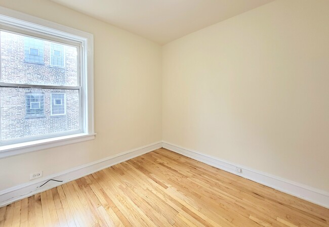 Building Photo - 3057 W Argyle St