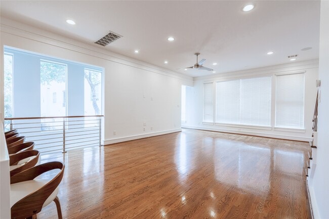 Building Photo - 5321 Lillian St