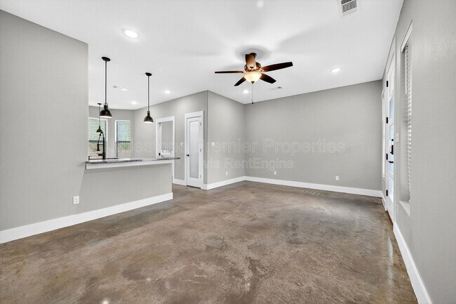 Building Photo - 1501 S 7th Ave