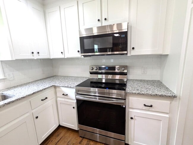 Building Photo - 929 Greenbriar Dr
