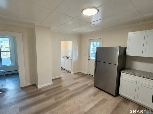 Building Photo - 690 Main St