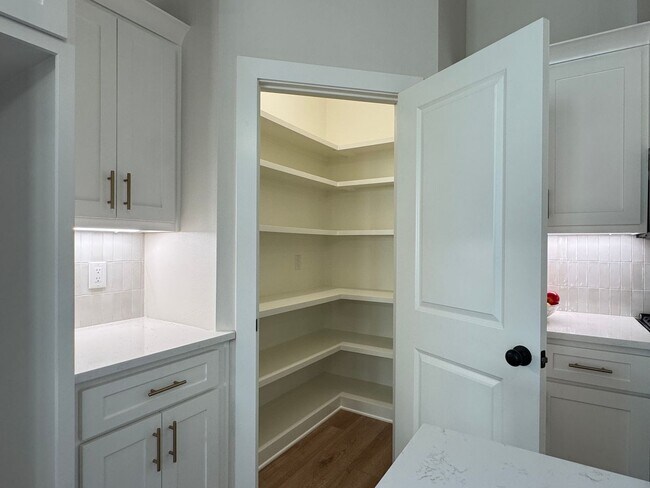 Building Photo - 9248 Villas Ct