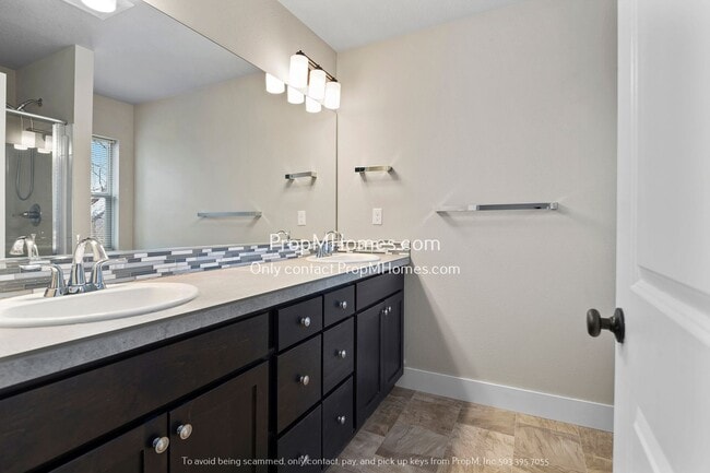 Building Photo - Terrific Milwaukie Three Bedroom Townhome - Close to Providence!