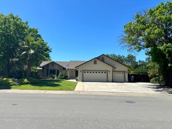 Building Photo - Beautiful well maintained home! Excellent ...