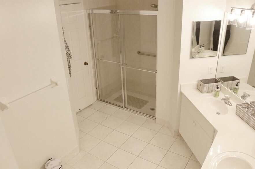 Building Photo - 12582 Shoreline Dr