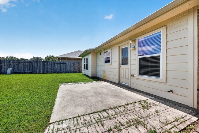 Building Photo - 26810 Henson Falls Dr