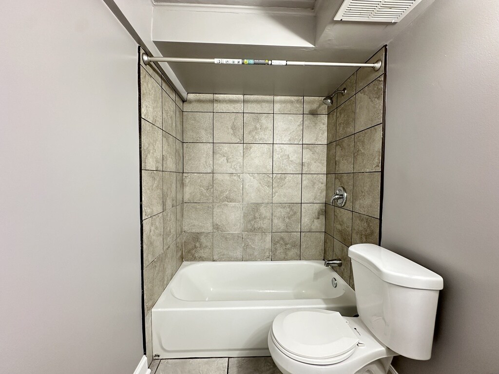 Building Photo - 9632 Ivanhoe Ave