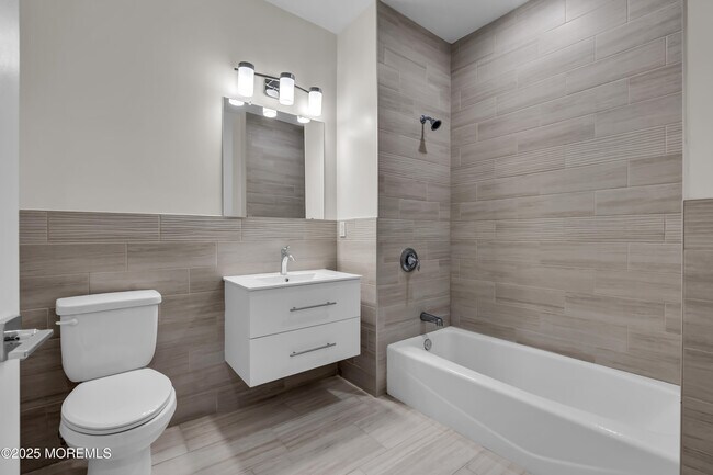 Building Photo - 521 Lake Ave