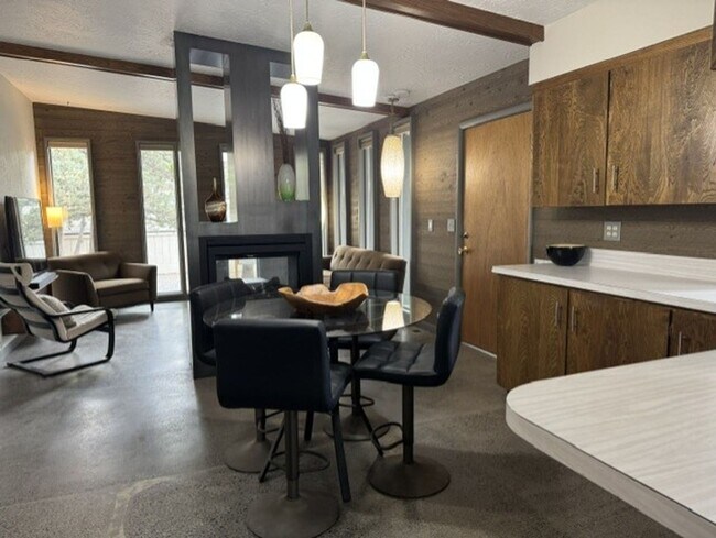 Building Photo - Fantastic location just steps from the Deschutes River and 1st St Rapids Park