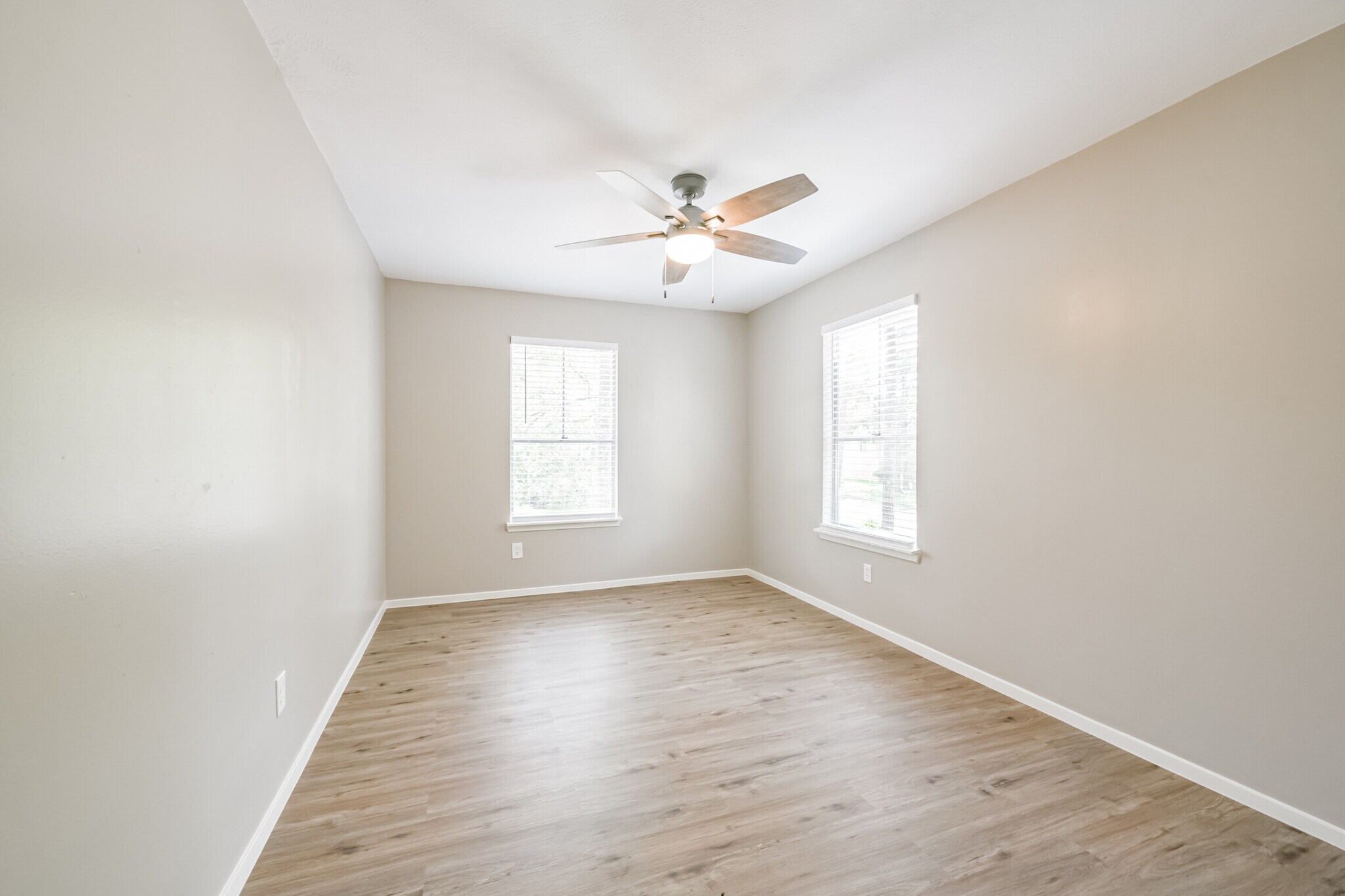 Building Photo - 2051 Oak Shores Dr