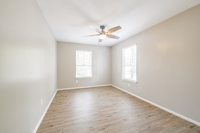 Building Photo - 2051 Oak Shores Dr