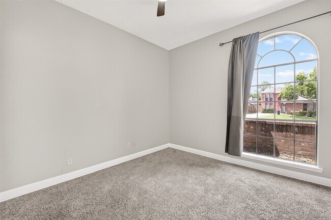 Building Photo - 12403 Meadow Ridge Dr