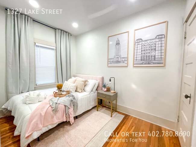 Building Photo - 1327 Lake St