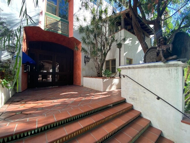 Building Photo - 1414 N Harper Ave