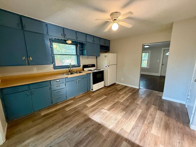 Building Photo - 3 Bed 1 Bath Single Family Home in Rothschild