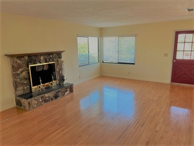 Building Photo - Cozy Home in the Hills of Lakeside - Views