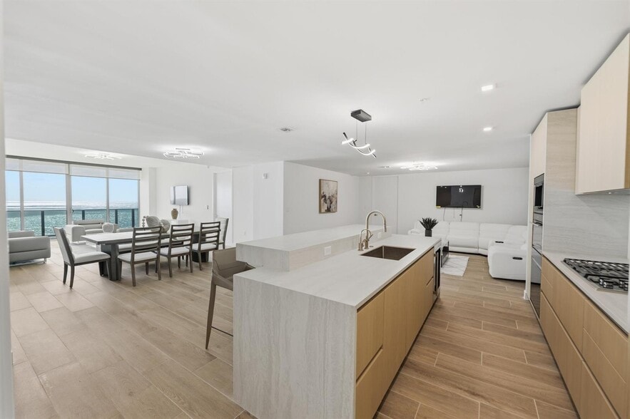 Building Photo - 900 N Ocean Blvd