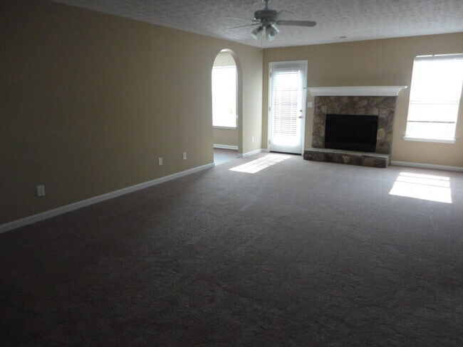 Building Photo - 4765 Beaver Rd