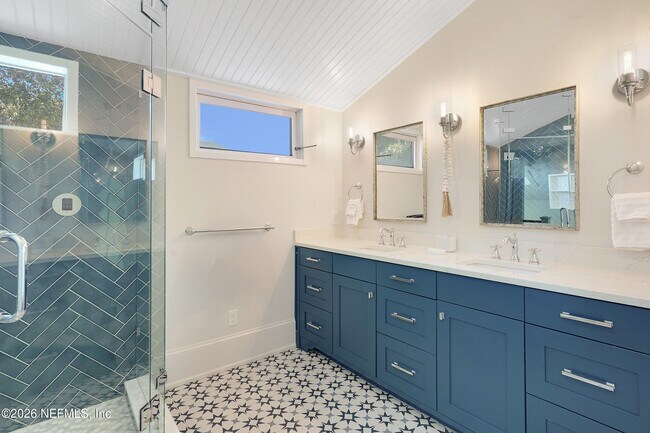 Building Photo - 290 St George St