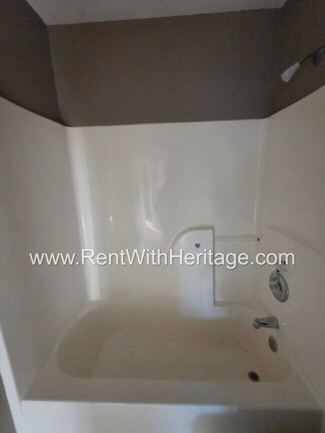 Building Photo - Awesome 3 bd/ 2 bath home / Ranch Home / No Steps / Upgrades Galore / Great Location