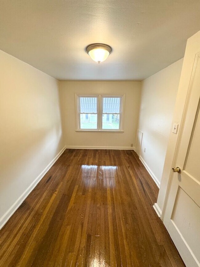 Building Photo - 2 Bedroom Townhome with Detached Garage