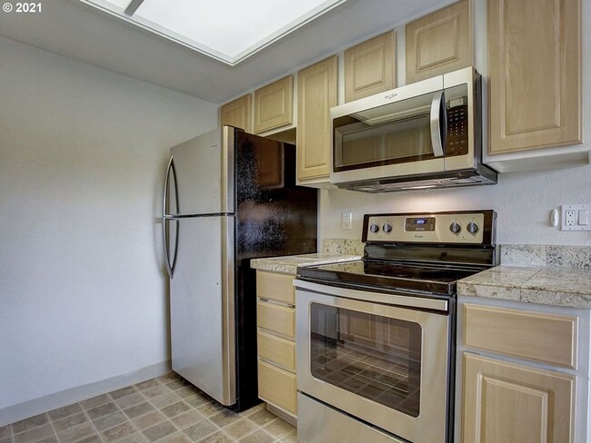 Building Photo - Sunny 2bdrm/2bath Condo in South Beaverton...