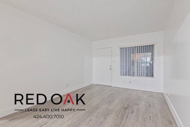 Building Photo - Bright and Welcoming Top Floor Two Bedroom...